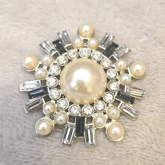 Jewelry - PEARL RHINESTONE  Brooch PIN STARBURST
